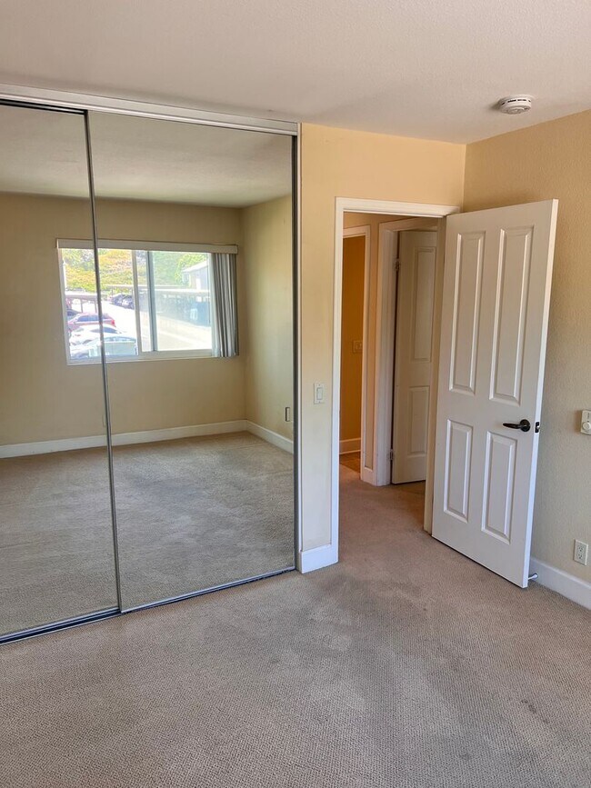 Building Photo - 2 bedroom, 2 bath top floor condo in La Jolla