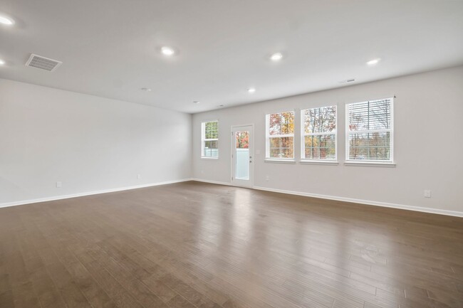 Building Photo - Like Brand New Luxury Townhome in Matthews!