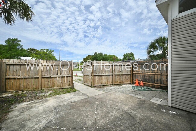 Building Photo - 1209 Quail Lake Blvd