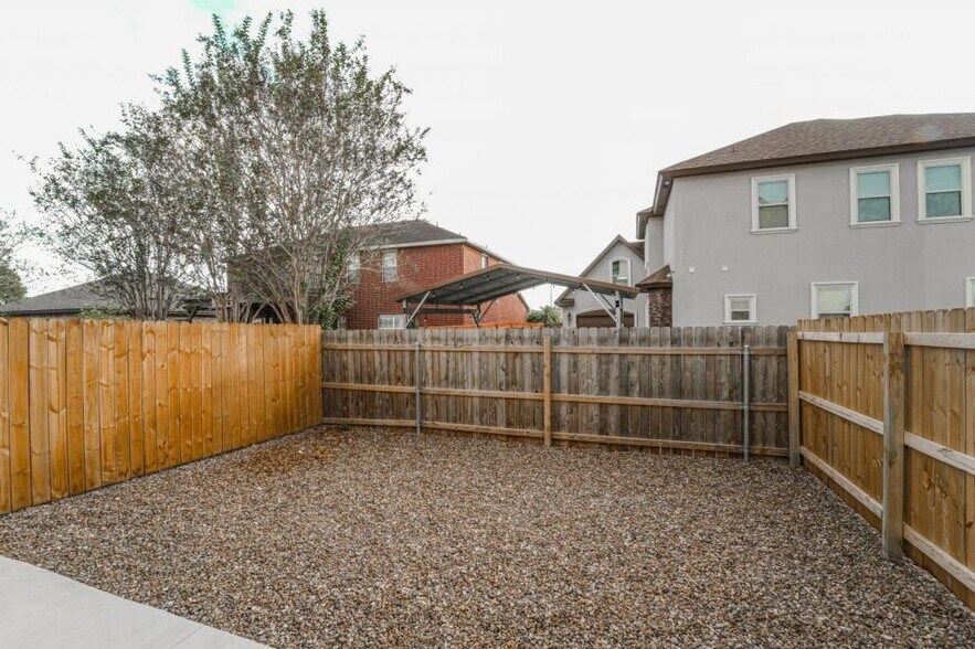 Yard - 1121 Shavano Dr