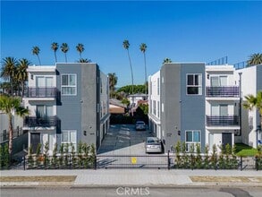 Building Photo - 2733 S La Brea Ave