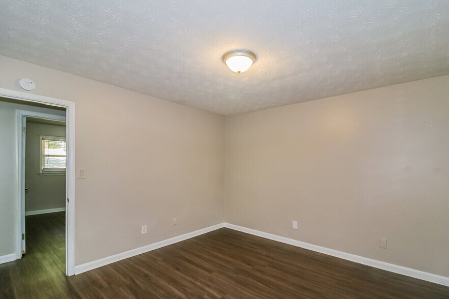 Building Photo - 7006 Knollwood Dr