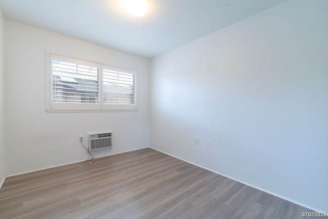 Building Photo - $2300 / 1br - 500ft2 - 1br/1ba/2pkg Townho...