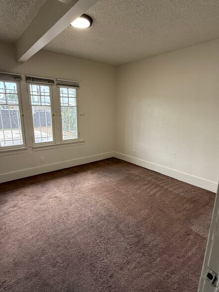 Building Photo - 860 W 56th St