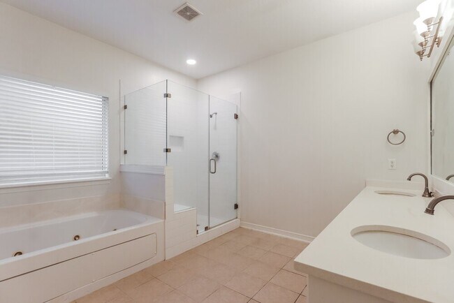Building Photo - 606 Paradise Ln