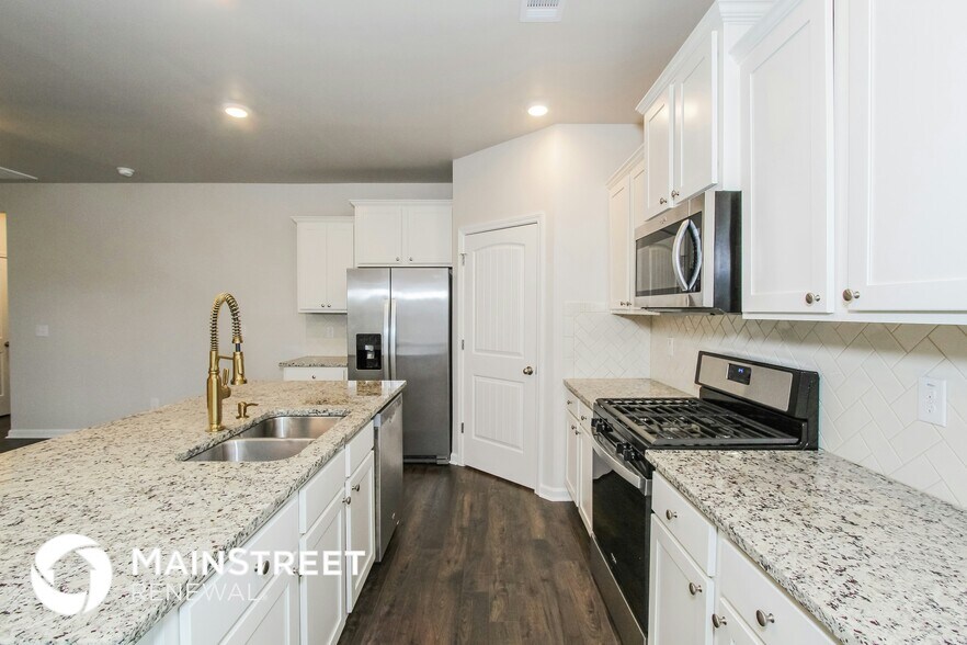 Building Photo - 173 Chelsea Park Rd