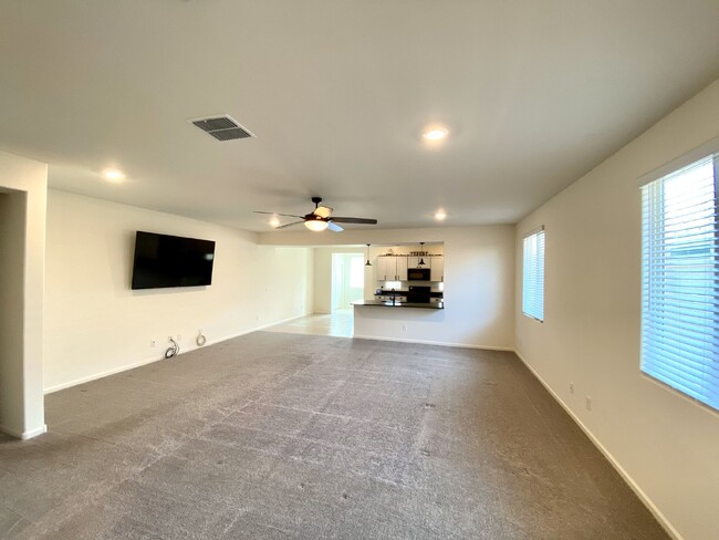 Building Photo - "Modern and contemporary 4-Bedroom/2bath H...