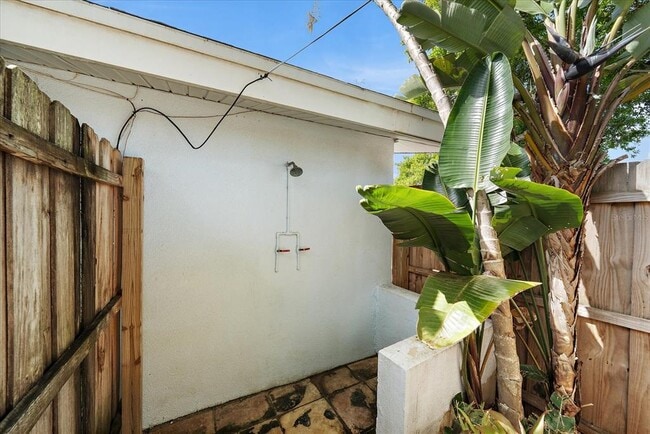 Building Photo - 2650 Leafy Ln