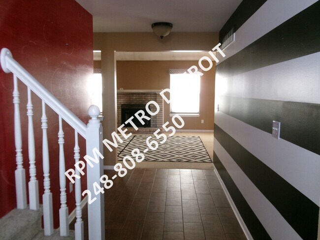 Building Photo - SPACIOUS HOME IN BROWNSTOWN