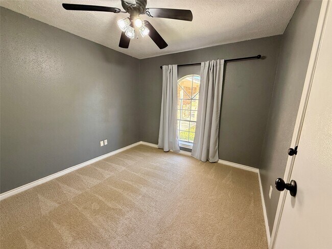 Building Photo - 20407 Fox Haven Ln