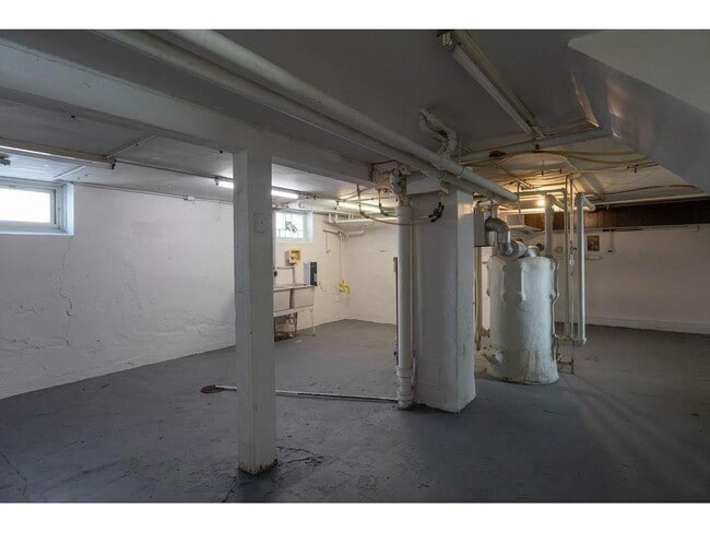 Building Photo - 890 Arkwright St N