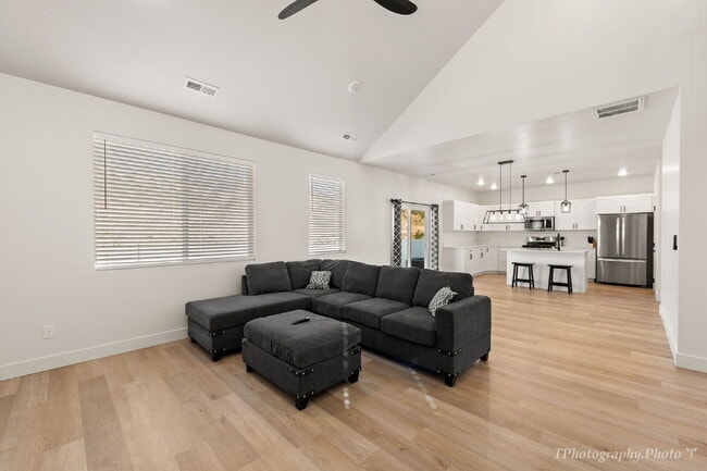 Building Photo - Females Only - Private Room in a brand new partially furnished townhome in Cedar City