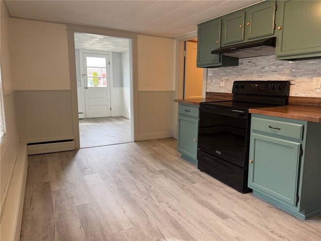 Building Photo - 144 Hopkins Hill Rd