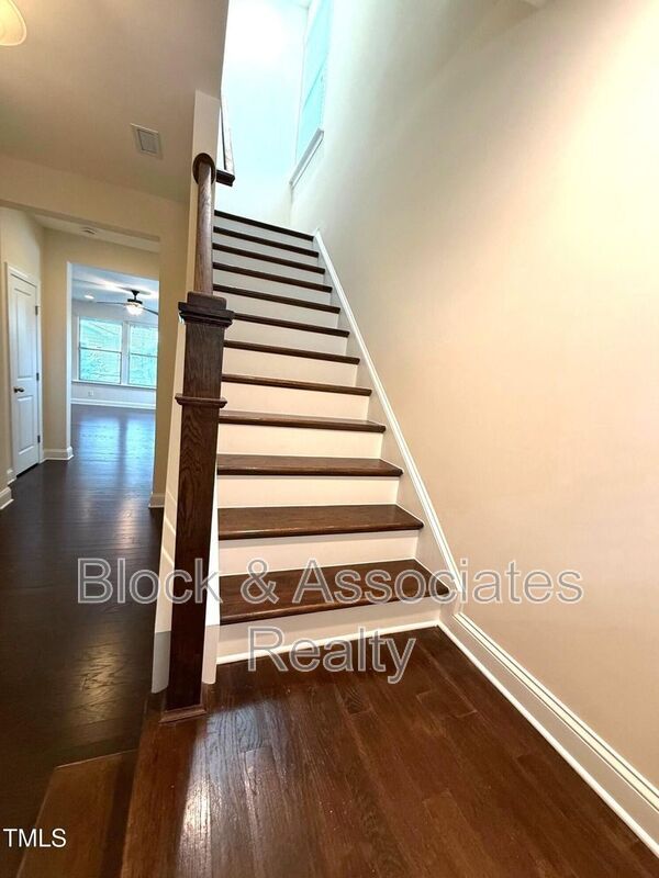 Building Photo - 238 Begen St