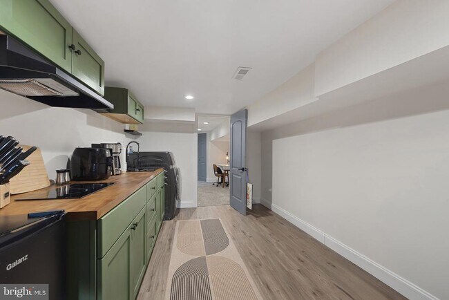 Building Photo - 737 Dolphin St