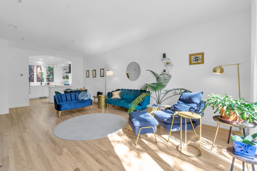 Living room - 1619 N Franklin St