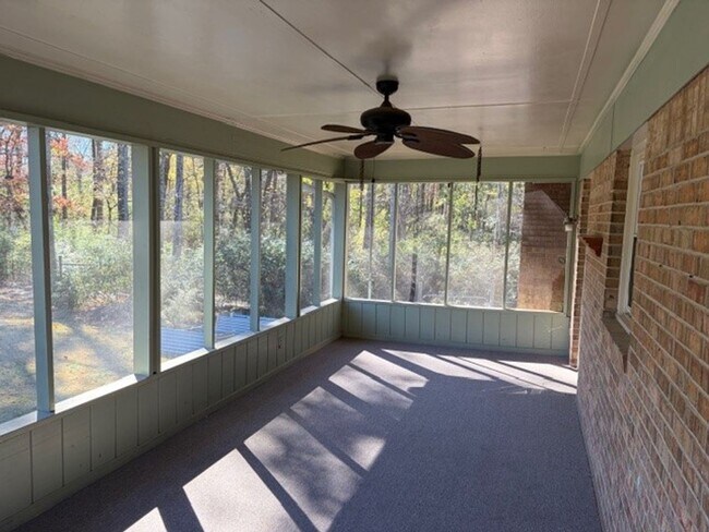 Building Photo - 185 Redwood Cir