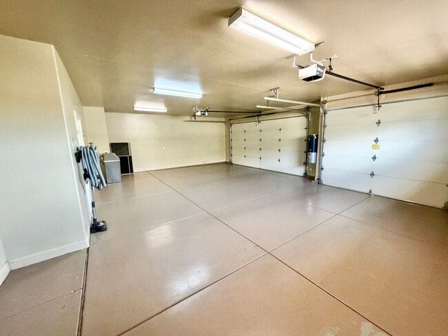 Building Photo - Beautiful 4 bed 2.5 bath Home!