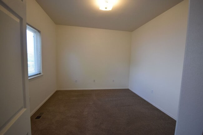 Building Photo - Cozy Pet-Friendly Rental in a Quiet Kennew...