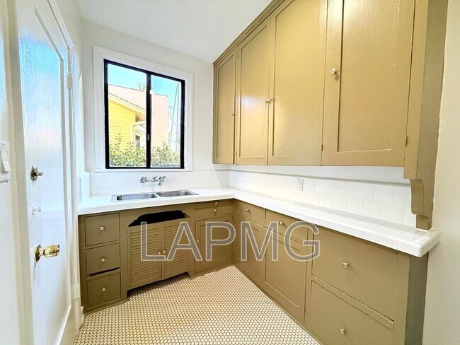 Building Photo - 7733 Hampton Ave