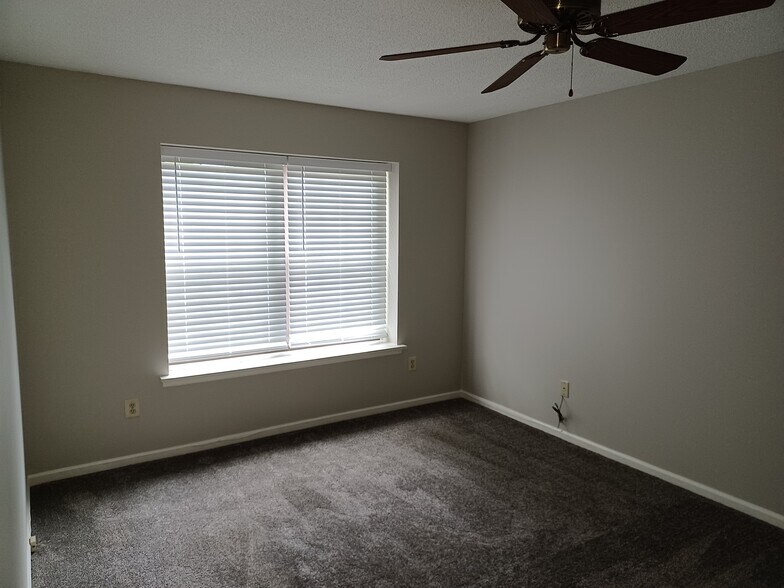 Main bedroom - View 1 - 2208 Clark Ct