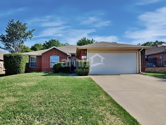 Building Photo - 3207 Athens Dr