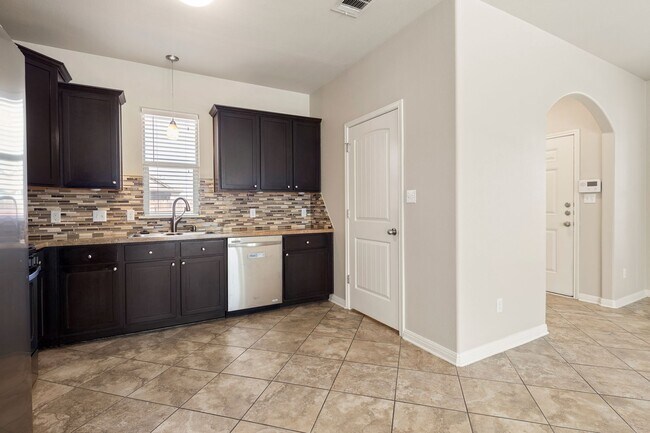 Building Photo - NOW 3 BEDROOM HOME LOCATED IN SAN MARCOS, TX!