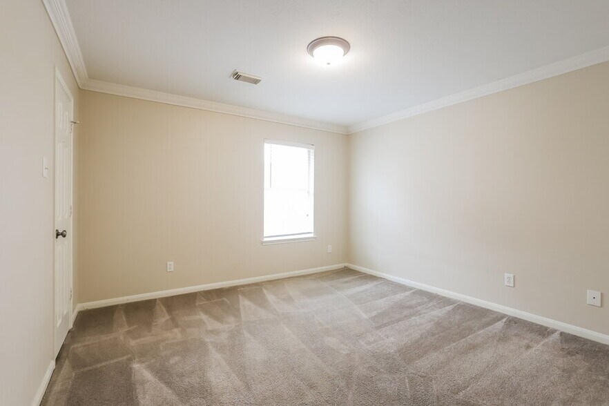 Building Photo - 2011 Pinecreek Pass Ln