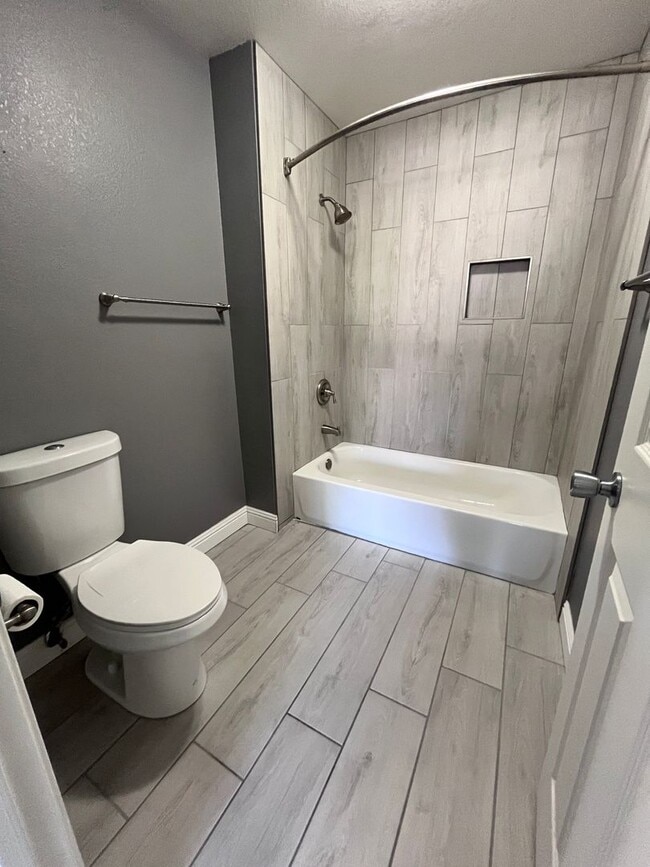 Building Photo - NE-3 bd/ 2bd Condo in gated community!