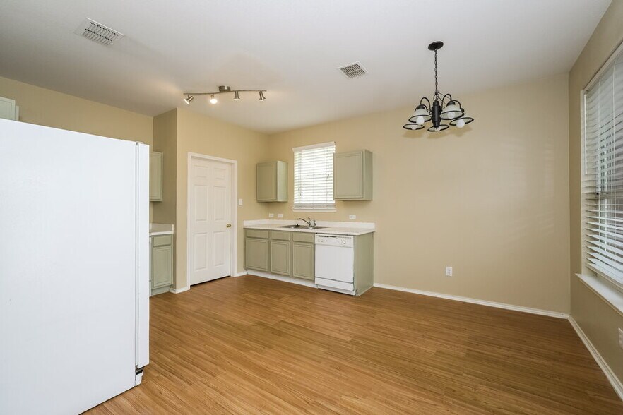 Building Photo - 2808 Lynx Ln