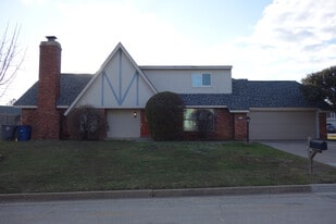 Spacious and Updated 3/2.5/2 2-Story duplex - 7116 S Indianapolis Ave