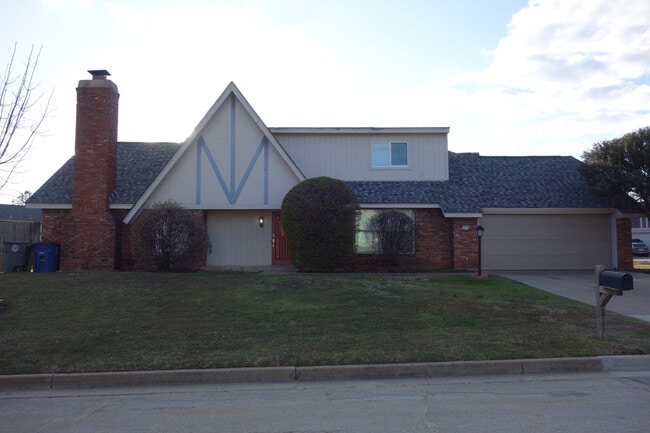 Spacious and Updated 3/2.5/2 2-Story duplex - 7116 S Indianapolis Ave