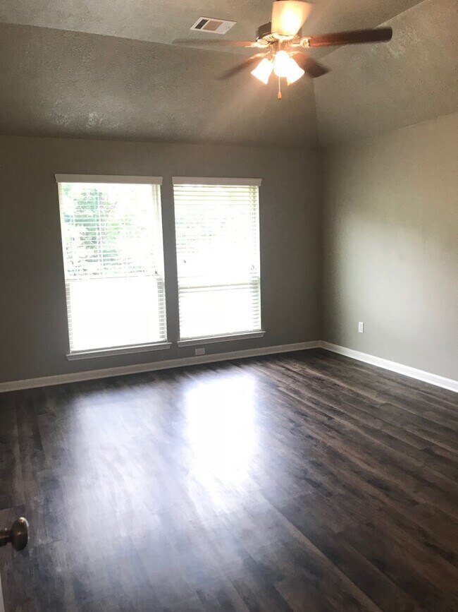 Building Photo - Spacious Single-Family Home Available Soon!