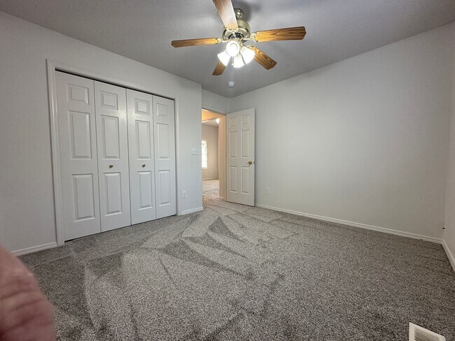 Building Photo - Large 3bed, 2bath, 2car garage duplex unit 1,710sq.ft. with RV parking