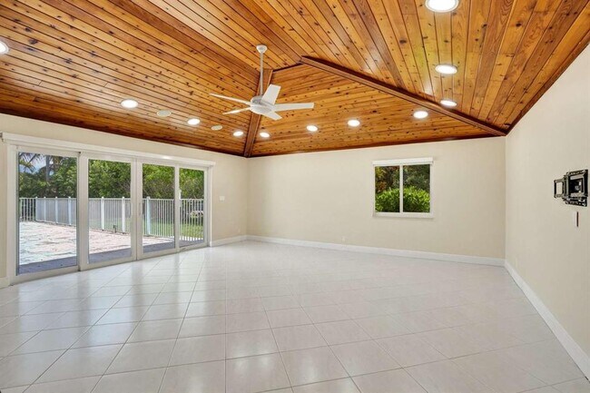 Building Photo - 2527 Lakes Dr
