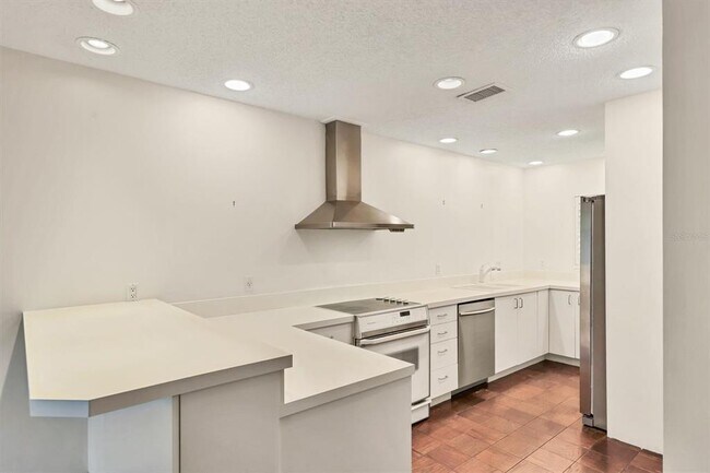 Building Photo - 301 S Gulfstream Ave