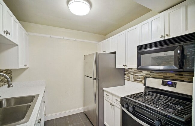 Building Photo - 1160 S Foothill Dr