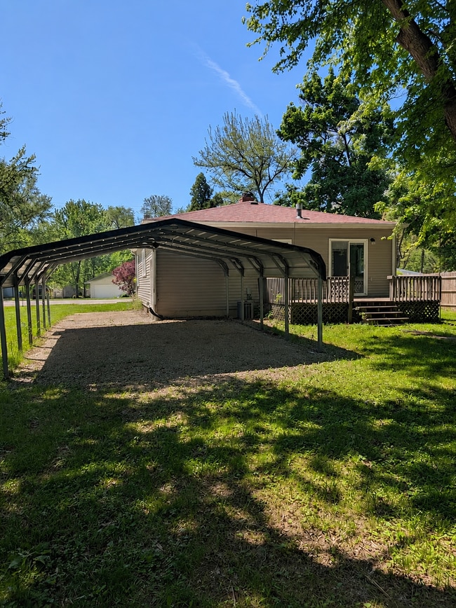 Building Photo - Cozy 2 Bedroom Home With Covered Parking in East Moline!