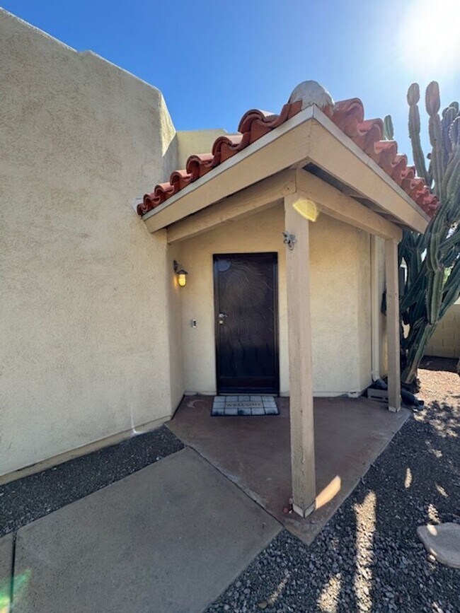 Building Photo - Northwest-3 bedroom/ 2 bathroom single family home w/ pool!