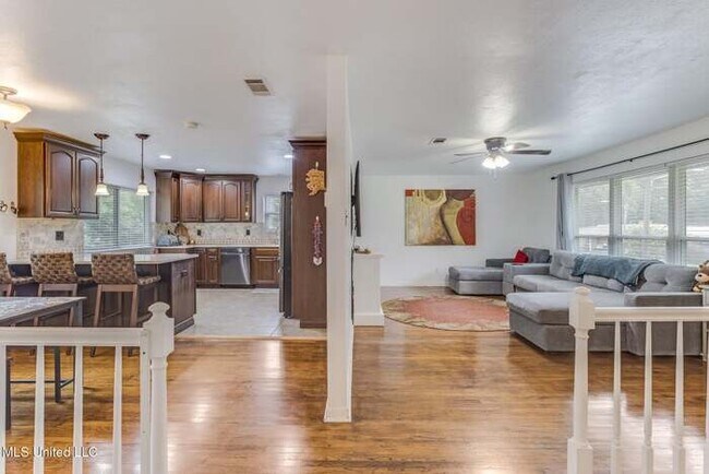 Building Photo - 15305 Northwood Dr