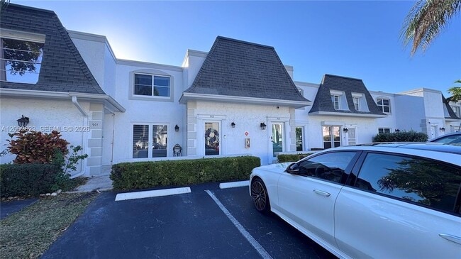 Building Photo - 903 NE 27th Ave