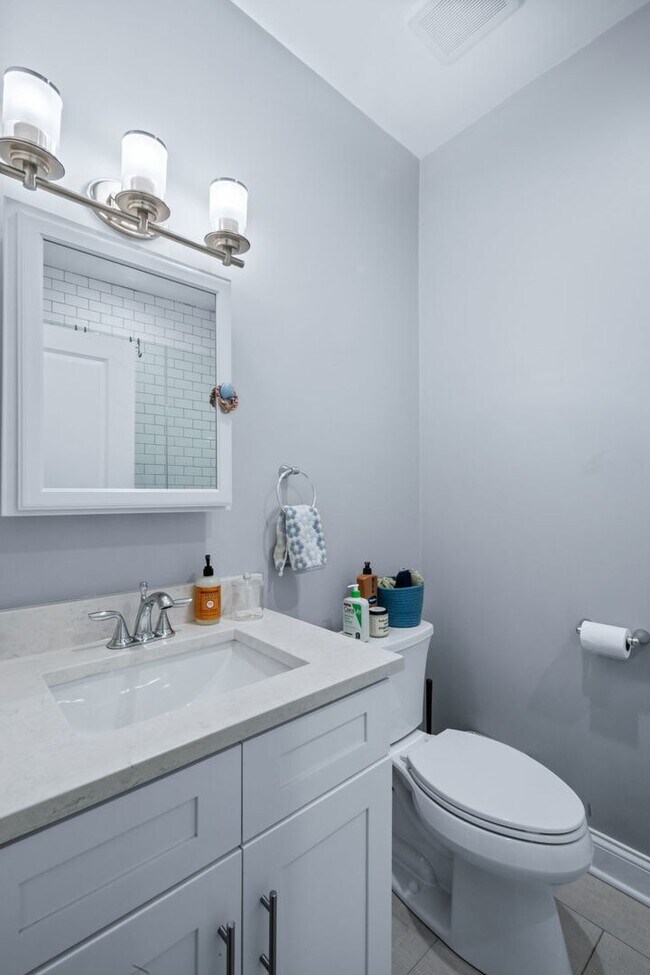 Building Photo - 612 W Stratford Pl