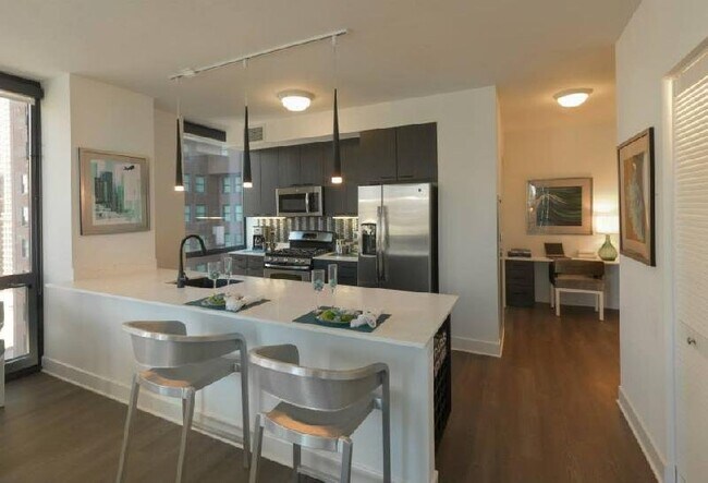 Building Photo - 98 E Lake St