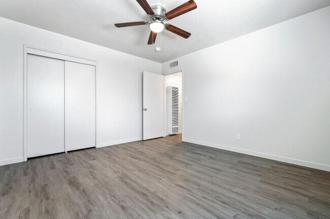 Building Photo - 2044-2046 Mayfair Dr W