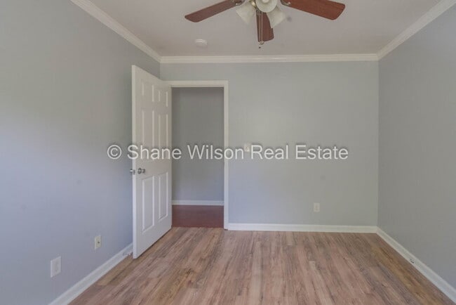 Building Photo - 530 Mount View Dr