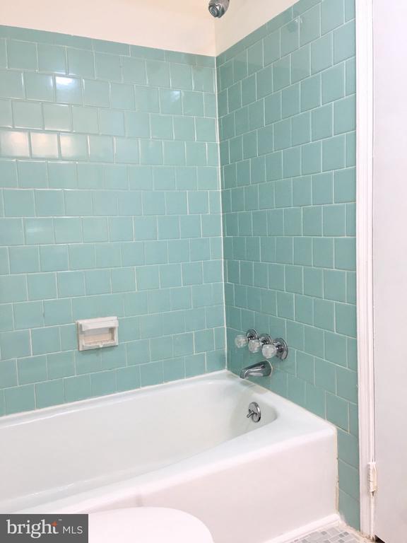 Building Photo - 5929 Quantrell Ave