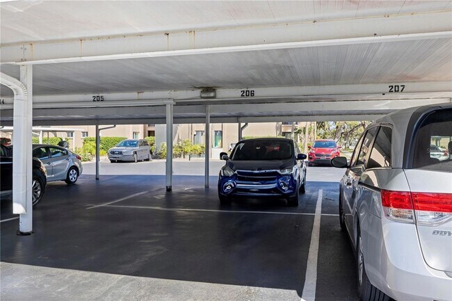 Building Photo - 1540 Glen Oaks Dr E