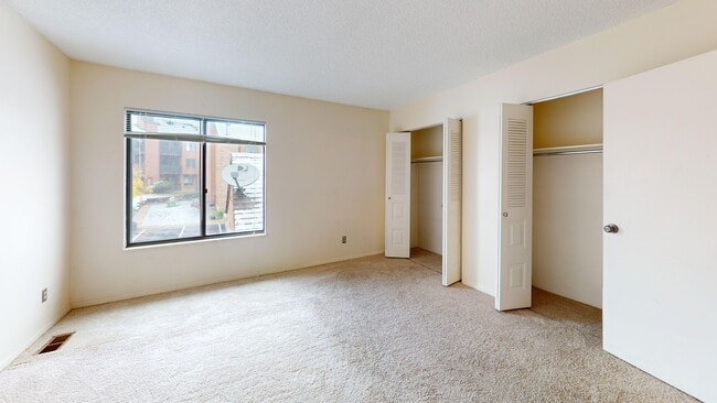 Building Photo - 449 S Wright St
