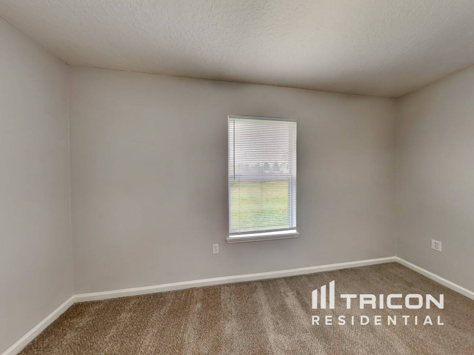 Building Photo - 2450 Creekfront Dr