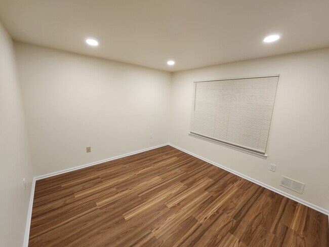 Building Photo - 33 Cypress Ct